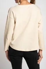 Sweater de algodón con textura tipo waffle, cuello redondo y mangas largas con corte holgado.