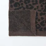 Bufanda de tejido de punto con estampado de leopardo en tonos marrón y negro.