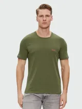 Remera verde militar de manga corta con logo bordado en rojo en el pecho.