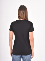 Remera básica de cuello redondo y manga corta, con corte ajustado al cuerpo.