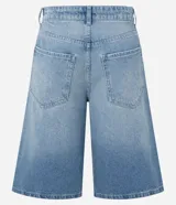 Bermuda tipo jorts de tiro medio, confeccionada en denim de algodón color azul claro. Presenta un corte holgado que llega por debajo de la rodilla, con trabillas en la cintura, bolsillos laterales y traseros, y un detalle de cordón decorativo en la parte frontal.