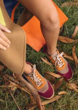 Championes de gamuza color borgoña, beige y naranja con cordones.