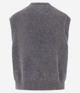 Chaleco masculino de punto color gris con efecto desteñido, corte boxy, cuello en V y barras contrastantes en el cuello y el dobladillo.