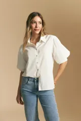 Jean de corte recto y tiro medio, confeccionado en denim elastizado de color negro. Presenta un diseño clásico con cierre de botón y cremallera, bolsillos laterales y traseros, y ruedo con terminación deshilachada.