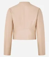 Campera básica de cuero sintético (PU) color marrón oscuro, con cuello redondo, cierre frontal y recortes decorativos. Cuenta con mangas largas y bolsillos con cierre.