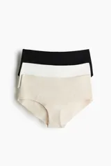 Pack de tres bombachas tipo hipster de punto de algodón, tiro medio, con refuerzo interior y cobertura media trasera. Presentan corte láser para un efecto invisible bajo la ropa. Incluye colores negro, blanco y beige melange.