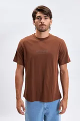 Remera de manga corta color marrón con cuello redondo y estampa frontal con el texto Hollywood Boulevard.