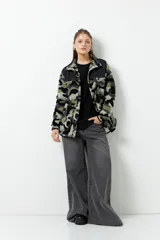 Campera con estampado animal print, de polar y nylon, con cuello alto, cierre frontal y bolsillos laterales.