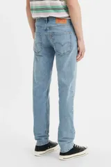 Jean de corte slim taper con tiro bajo, confeccionado en denim elástico de tono celeste claro con efecto desgastado.