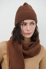 Gorro de punto marrón con diseño acanalado tipo beanie.