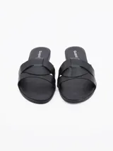 Sandalia plana color negro con tiras anchas cruzadas en el empeine.