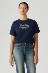 Remera Levi's color azul marino con cuello redondo y mangas cortas. Presenta un bordado frontal en color blanco con el texto "I'm the Original".