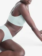 Bombacha hipster color verde claro de microfibra ligera con bordes cortados a láser y logo de Calvin Klein estampado en la cadera.