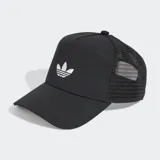 Gorra negra con paneles frontales rígidos, logo de Adidas bordado en blanco y paneles traseros de malla.
