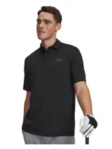 Remera polo de golf Under Armour, color negro, con cuello clásico, tapeta de dos botones y logo de la marca en el pecho. Confeccionada en tejido técnico elástico, ligero y transpirable con protección solar.