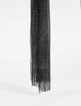 Pashmina o chal negro, tejido en malla metálica brillante, con flecos largos en los extremos.