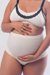 Bombacha maternal de tiro alto confeccionada en lycra reforzada, diseñada con elástico regulable en la cintura y panel frontal para soporte de la zona abdominal.