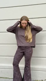 Blusa de manga larga en tejido de angorina, con cuello redondo y diseño holgado.