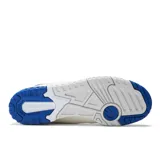 Championes New Balance 550 unisex, color blanco con detalles en azul y negro.