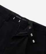 Pantalón de corte wide leg con diseño de sastrería, confeccionado en tejido estructurado con frisos frontales, bolsillos laterales y cierre invisible.