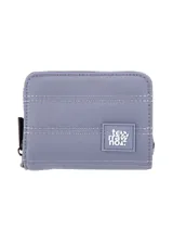 Monedero rectangular de lona color azul grisáceo, con cierre perimetral y costuras decorativas verticales. Incluye un parche frontal con el logo de la marca.