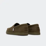 Alpargata verde militar marca Toms, modelo FWD. Capellada y forro de algodón reciclado, plantilla OrthoLite® Eco-LT Hybrid™ extraíble y lavable a mano.