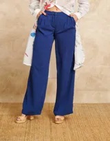 Pantalón de vestir azul eléctrico, de corte palazzo y tiro alto, con pinzas en la cintura y bolsillos laterales.