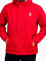 Campera roja con capucha y cierre frontal.