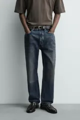 Pantalón jeans straight ankle fit de tiro medio, confeccionado en denim de algodón con efecto lavado. Presenta diseño de cinco bolsillos y cierre frontal con cremallera y botón.