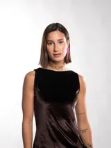 Gargantilla tipo choker dorada compuesta por eslabones circulares entrelazados con textura martillada y cierre ajustable.