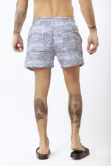Short de baño con estampado tropical de hojas y loros, con cordón ajustable en la cintura.