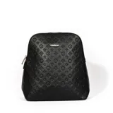 Mochila negra de símil cuero con textura grabada.