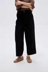 Pantalón slouchy de jean negro con pinzas en la cintura y tiro alto.