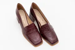 Zapato clásico color beige con textura croco, taco cuadrado y punta cuadrada.