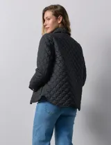 Campera capitoneada color beige, marca Weatherproof, con cuello con solapa, abertura central con botones metálicos, bolsillos delanteros y forro interno a tono.