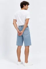 Bermuda de jean gris oscuro, de calce medio, corte ancho y diseño clásico con bolsillos.