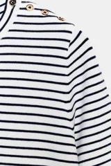 Jersey de punto de manga corta y cuello redondo, con diseño de rayas horizontales y detalle de botones metálicos en el hombro.