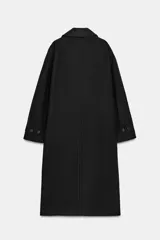 Abrigo largo de corte oversize con cuello de solapa, manga larga y cierre frontal cruzado con botones. Cuenta con bolsillos delanteros.