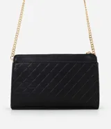 Cartera bandolera pequeña de poliuretano color negro con diseño acolchado geométrico. Cuenta con cierre superior metálico y asa de cadena dorada.