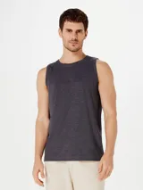 Musculosa blanca de corte recto y cuello redondo.