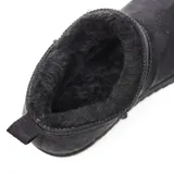 Bota corta tipo botineta de acabado gamuzado en color negro, con interior forrado en piel sintética y suela de goma dentada.