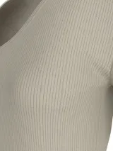 Remera color beige de corte slim, con cuello en V y mangas cortas. Tejido de punto de algodón elástico con textura de canalé.