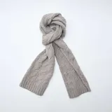 Bufanda de tejido de punto con diseño de trenzas, color marrón claro (taupe), con terminaciones en punto elástico acanalado.