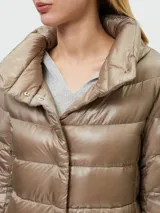 Campera de nylon color caqui, con relleno de plumas, cuello alto y cierre con broches a presión.