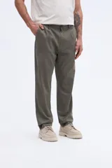 Pantalón verde militar confeccionado en mezcla de algodón y lyocell, de corte recto, diseño fluido y limpio con pinzas en la cintura.