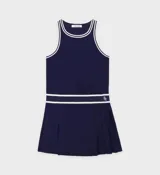 Vestido corto azul marino de corte regular con falda plisada. Presenta ribetes de rayas blancas en contraste en el escote, las sisas y la cinturilla elástica.