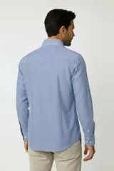 Camisa de algodón de manga larga con diseño de rayas verticales en tonos gris y blanco, cuello camisero clásico y cierre frontal con botones.