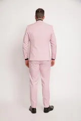 Traje de tres piezas color rosado claro, compuesto por saco entallado, chaleco y pantalón de corte slim fit. Presenta solapas clásicas, cierre frontal con botones y bolsillos laterales.
