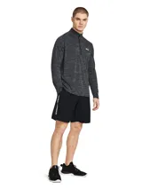 Short Under Armour Woven Wordmark de hombre en color negro, confeccionado en tejido ligero de poliéster. Cuenta con cintura elástica, bolsillos laterales abiertos y aberturas en el bajo.