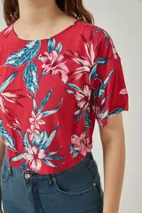 Blusa de mangas cortas con estampado de rayas verticales multicolores.